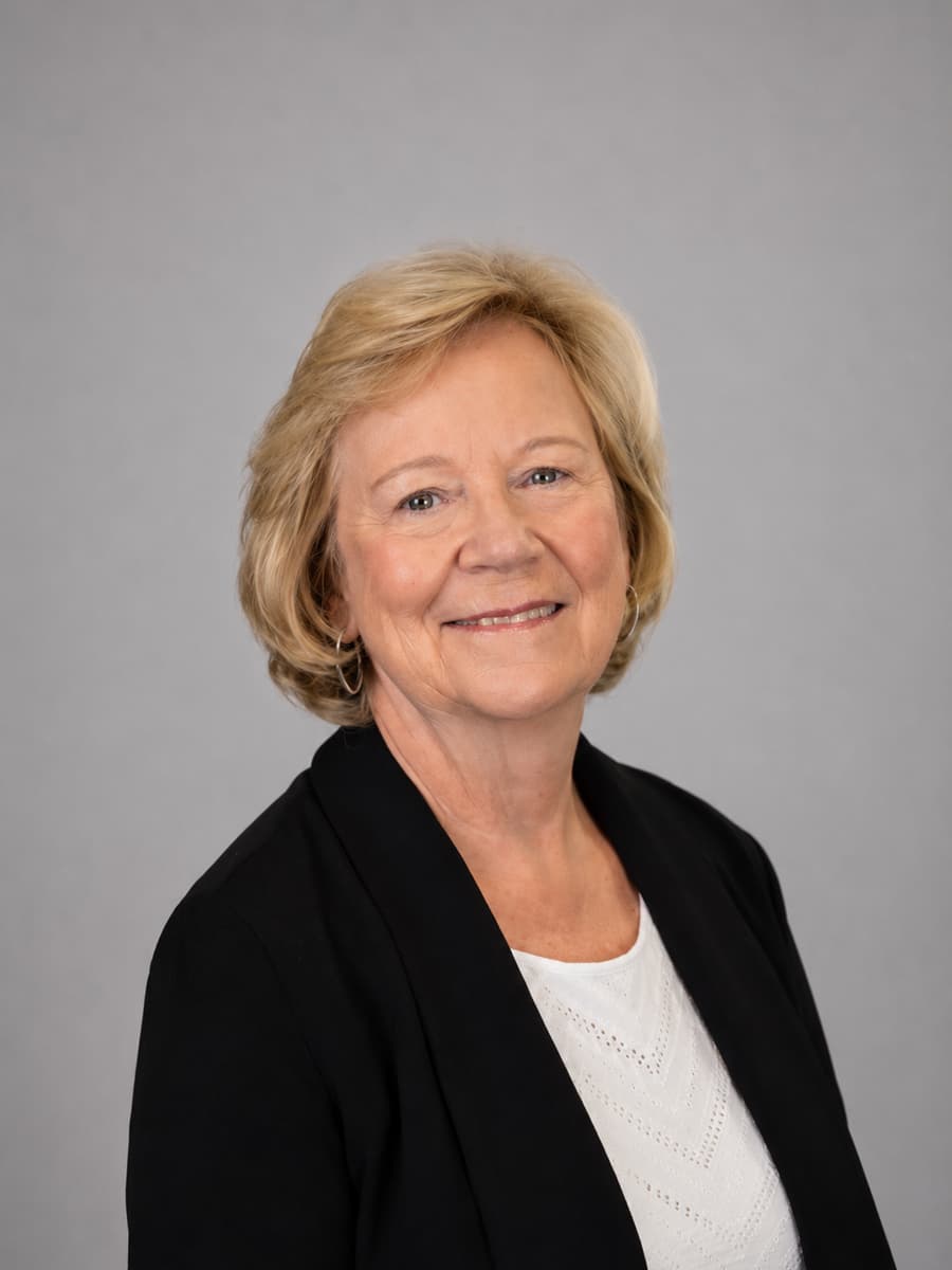 Portrait of Cynthia Lennard